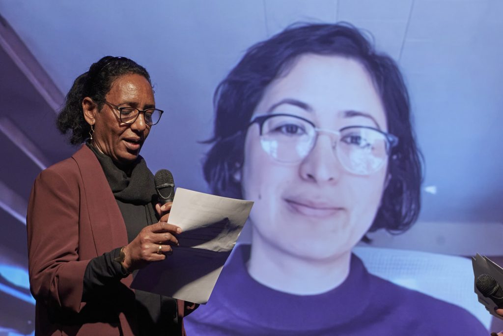 Dr. Mariam Wagialla, Advisory Board Member, announcing the winner Dr. Rose Abramoff